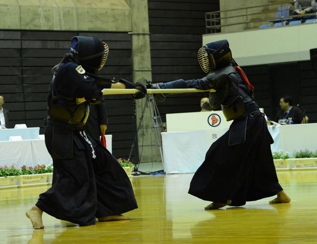 「銃剣道」の試合　（ｃ）朝日新聞社