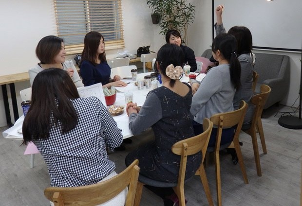 和やかな雰囲気で会話が弾む「overE女子会」。「仲間がいることの安心感や居心地のよさを感じられる、緩やかな居場所を作りたい」と和田さんは話す。購入者からは「服が綺麗に着られた」「胸が大きいことの悩みを分かってくれるのが嬉しい」という声が寄せられるという（提供／エスティーム）