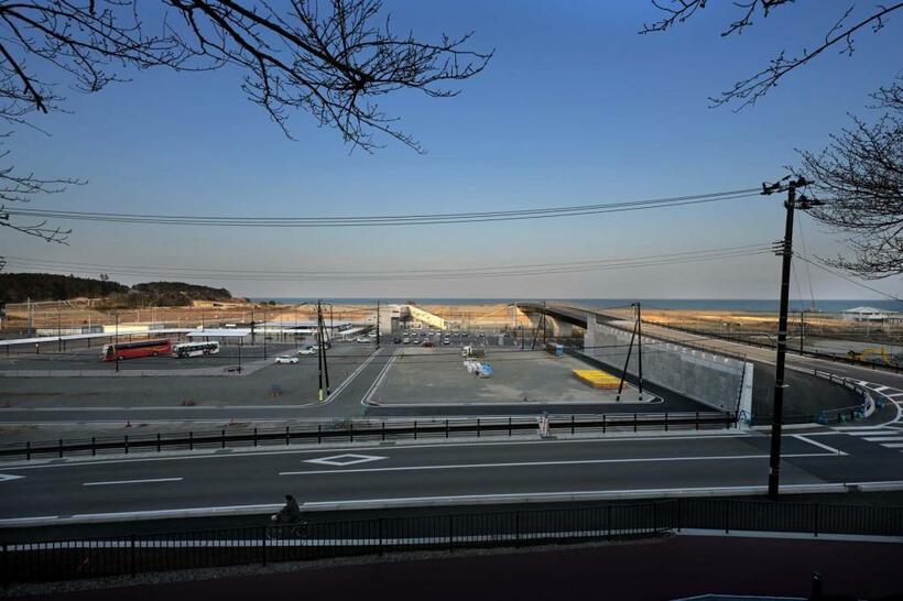 大きく様変わりしたJR富岡駅周辺。津波に流された駅舎も建て直され、常磐線が全線復旧に伴い行き交う人も増えた＝2021年3月11日（撮影：渡辺幹夫）