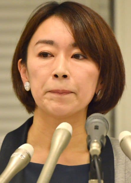 秘書の監督責任を陳謝した山尾議員　（ｃ）朝日新聞社