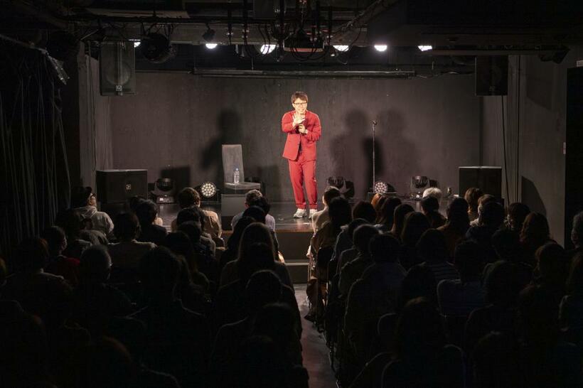 「独吐」でのライブ。「人に何か伝えたぞっていう瞬間がずっと好きなんです。お笑いはレスポンスが瞬間的にわかる。ユーチューブもそう。伝わったかどうか実感が持ちやすい。伝わらないときは、もどかしさもありますけど」