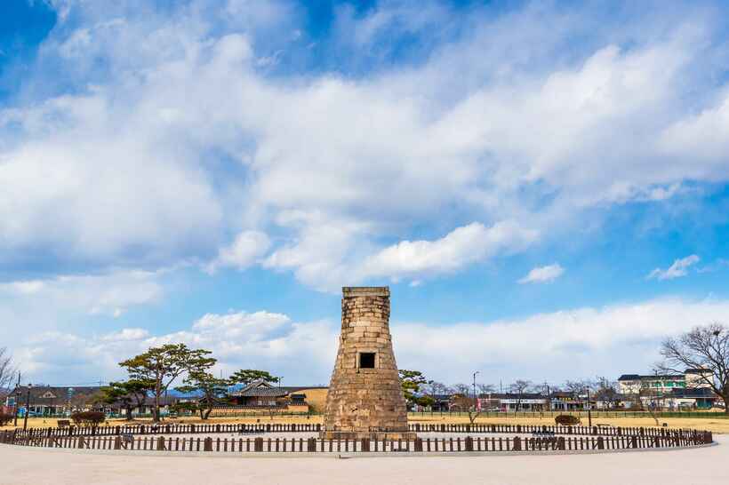 韓国ドラマ「善徳女王」にも登場する天文台「瞻星台（チョムソンデ）」は、高さが約9メートルもある　photo 韓国観光公社