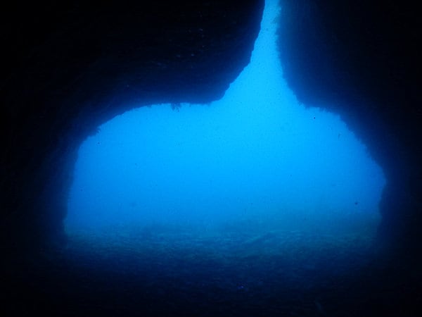 「青の洞窟」に入って探検できる。