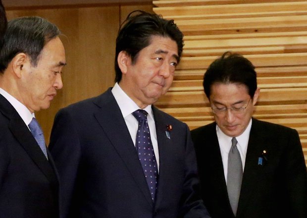 閣議に臨む安倍首相（中央）＝２３日午前９時４７分　（c）朝日新聞社　＠＠写禁