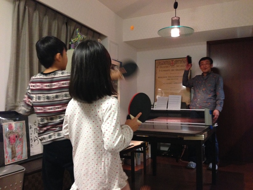 自宅でお子さんとテーブルテニス（2014年12月30日）（写真提供・山崎 薫）