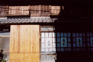 書画の掛け軸や屏風、ふすまの表装などをする職人の経師屋（きょうじや）。光と影のコントラストを生かして木目がきれいに写しだされ、家の歴史が伝わっている