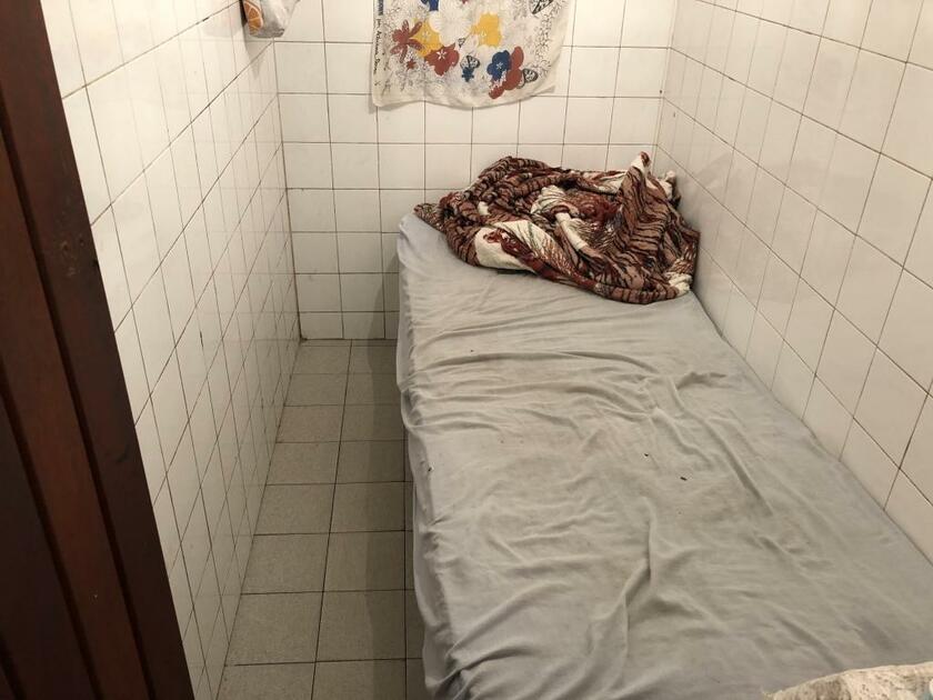 狭い部屋にベッド。この組み合わせが典型的な置屋スタイルだ。プレイをするだけのスペースで、シャワーやトイレがあるのは稀である