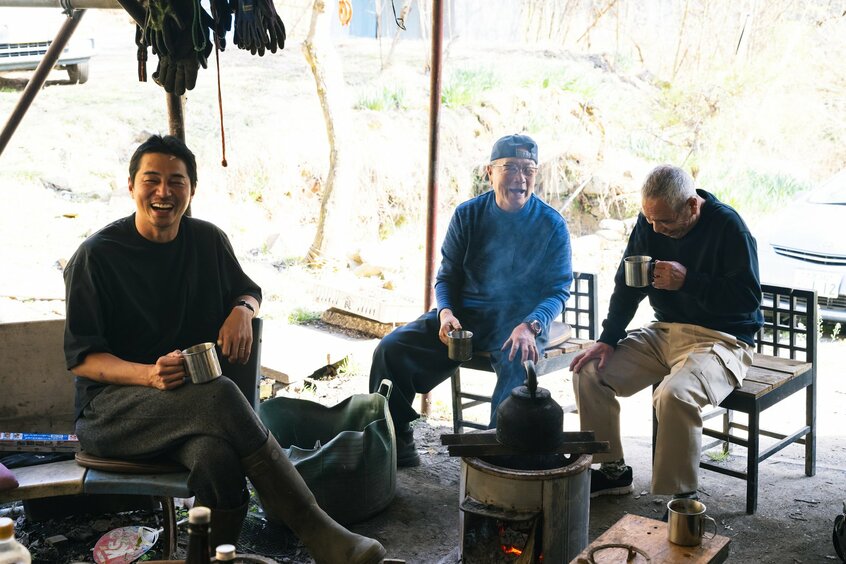 焚き火を囲みながらインタビューをしていると、近所に住む人が自然と加わっていく。軽妙なやり取りに東出さんがツッコミを入れ、そこからまた笑いが生まれていった/撮影・上田泰世(写真映像部)