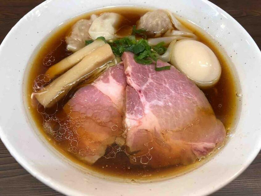 「中華そば さわ」(東京都板橋区中板橋25-14)の「特製中華そば」(筆者撮影)