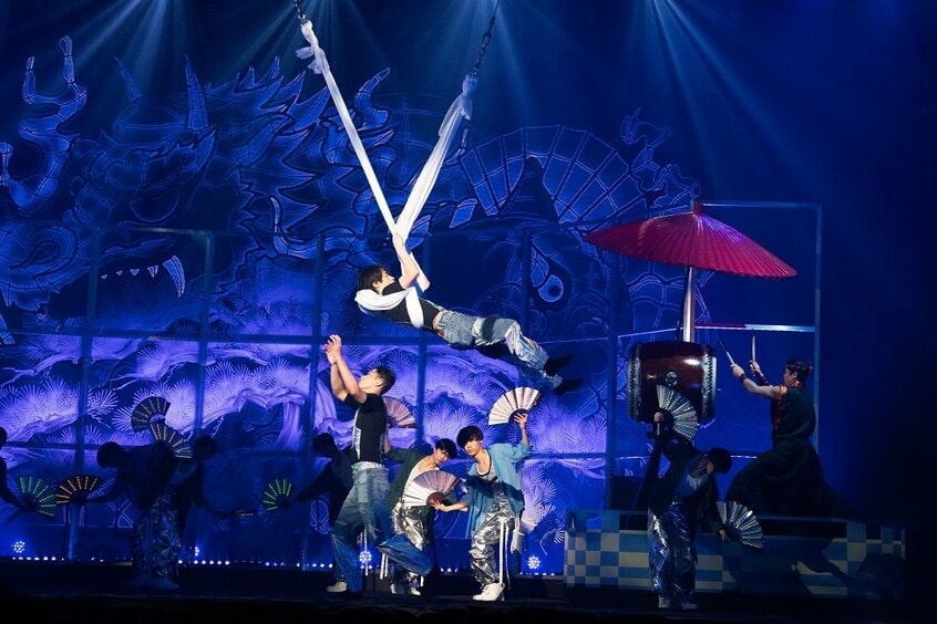 舞台「祭 GALA」から、「演舞」で3人揃ってのハンモックフライング。ハンモックからハンモックへと飛び移る大技に挑む深澤辰哉を、岩本照がアシストする(撮影/品田裕美)