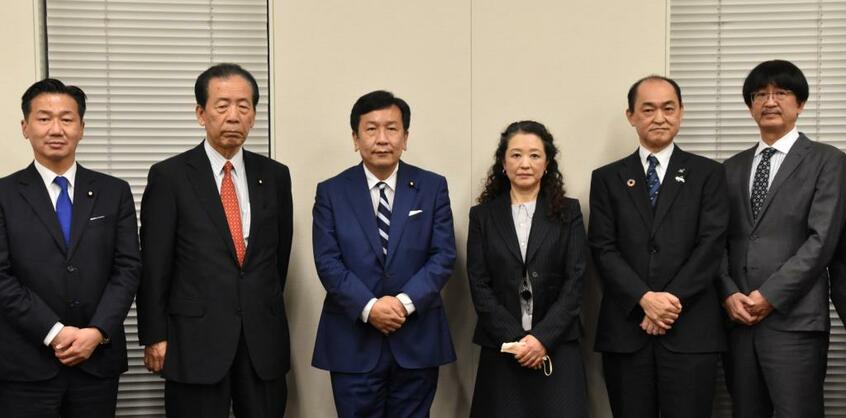 立憲民主党の枝野幸男代表と連合の芳野友子会長が国会内で初めて会談し、衆院選に向けた協力を確認した/10月11日 (c)朝日新聞社
