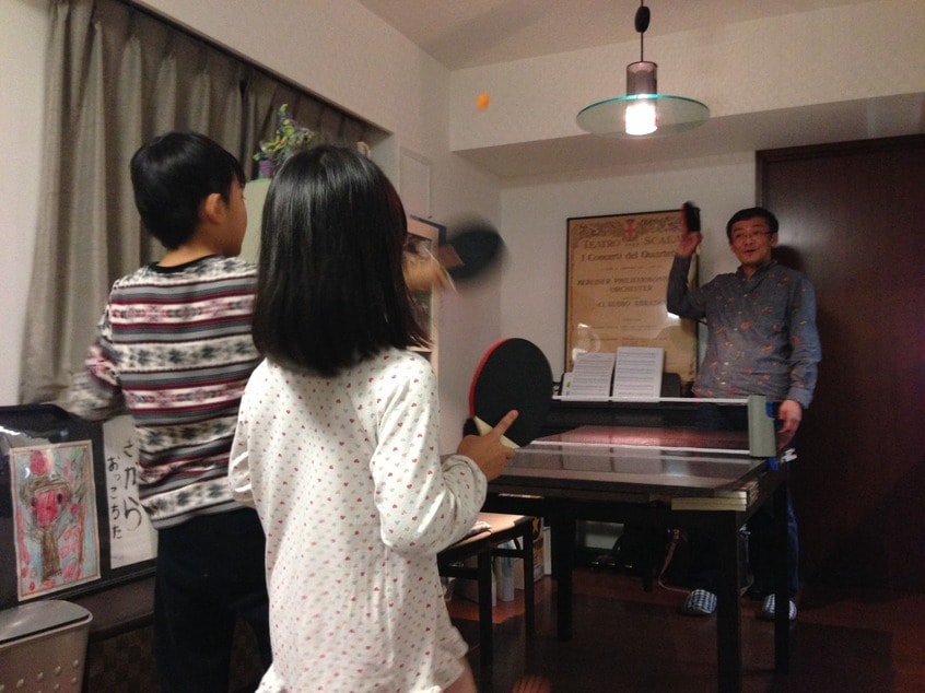 自宅でお子さんとテーブルテニス(2014年12月30日)(写真提供・山崎 薫)