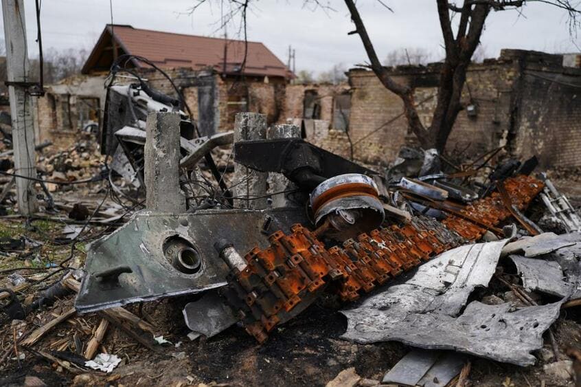 多くの市民が殺されたイバナフランカ通りに残された戦車の残骸