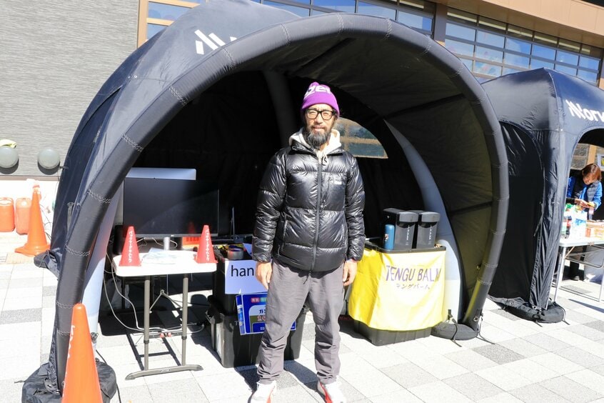 バックヤード・ウルトラを日本に持ち込んだ人物であり、大会主催者でもある井原知一。バックヤード・ウルトラは過酷だが、「数ラップならランニングビギナーでも挑戦できる。今後は裾野を広げる活動にも力を入れたい」と話す(撮影:編集部・川口穣)
