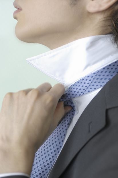 出世したければ、ネクタイは首ではなくて頭に巻くべき？　（※写真はイメージ）