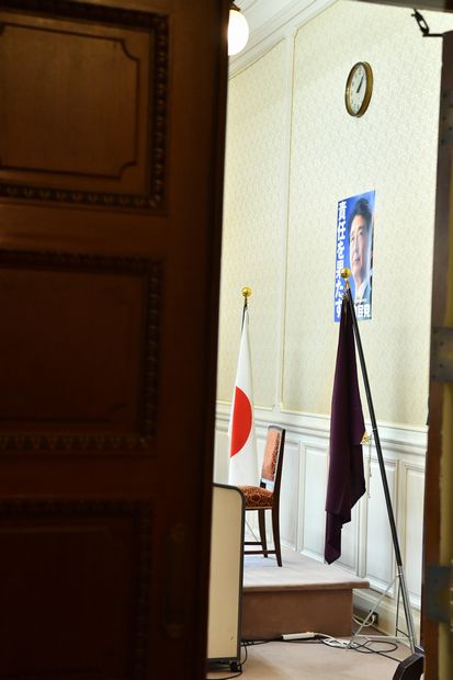 国会内の自民党控室。党総裁である安倍晋三首相のポスターが貼られていた(撮影/写真部・東川哲也)