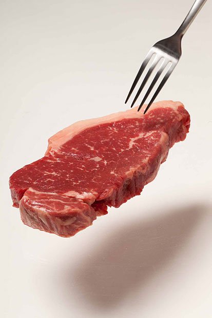 脂っこい肉は、ぱっと見、体に悪そうに見えるのか……。「肉は食べるな」vs.「肉で長生き」。一体、どっちが正解なのか（撮影／写真部・岡田晃奈）