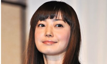100均、ママチャリ、電車移動…超セレブなのに“質素”な生活を崩さない「菅野美穂」の完璧プライベート