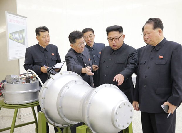 水爆と見られる装置を視察する金正恩朝鮮労働党委員長（右から２人目）＝朝鮮中央通信ホームページから
