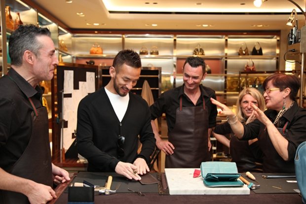 ウォレッとのレザーを型に合わせて折り、カットすることに挑戦。教えてくれたのは、GUCCIでもトップクラスのアルチザンであるマッシミリアーノphoto: Junichi Takahashi