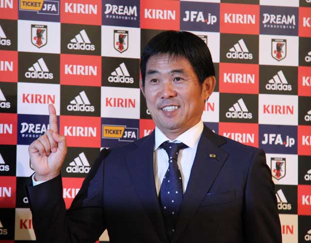 サッカー日本代表監督の就任会見後にポーズを取る森保一氏