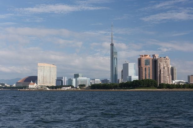 博多湾から姪浜などの福岡の沿岸部を望む。常勝軍団である地元球団・ソフトバンクホークスの拠点である福岡ドーム（左）周辺は、福岡でも最も地価が高い地域と言われている（撮影／比田勝大直）