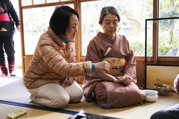 映画「日日是好日」の撮影オフショット。樹木希林さんにお茶の所作を教える森下典子さん　（ｃ）２０１８「日日是好日」製作委員会