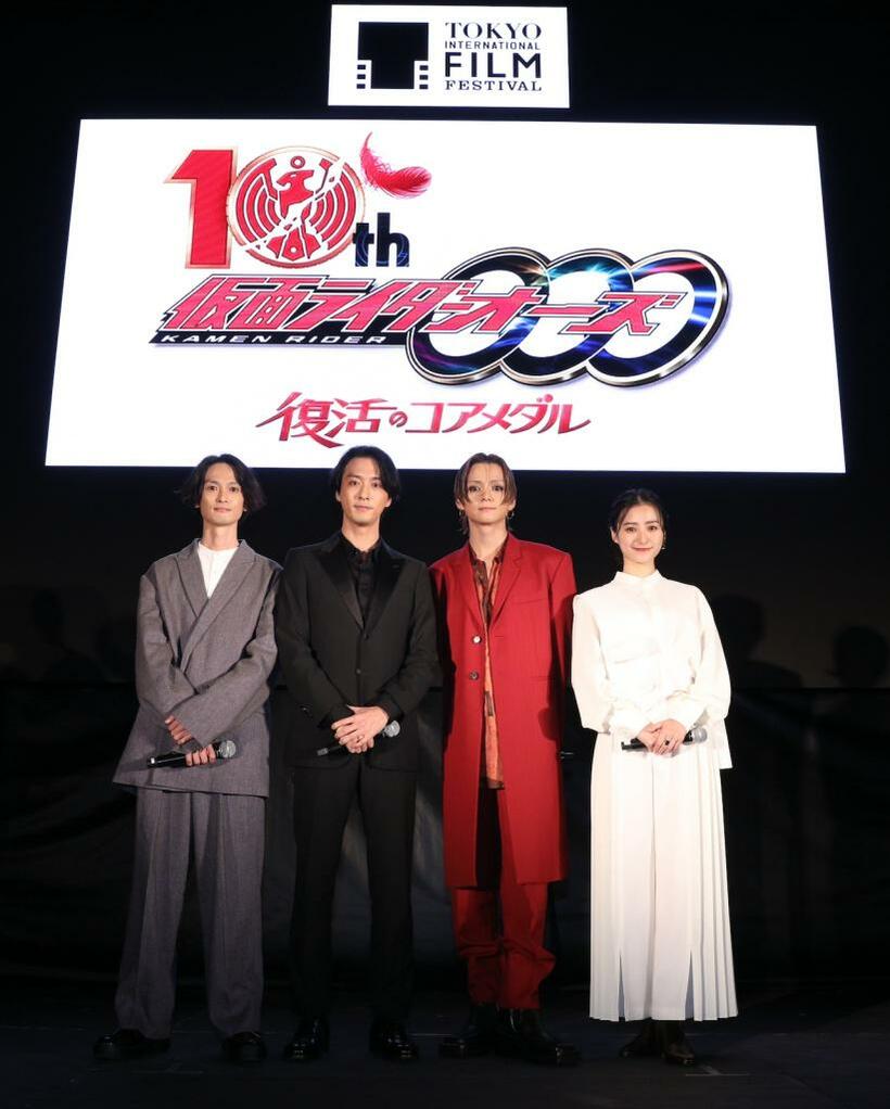 11月5日、「仮面ライダーオーズ」のイベント内で、新作映画が来春公開されることを発表。10年前に出演し今回も出演する、左から渡部秀、君嶋麻耶、三浦涼介、高田里穂（C）2021 TIFF