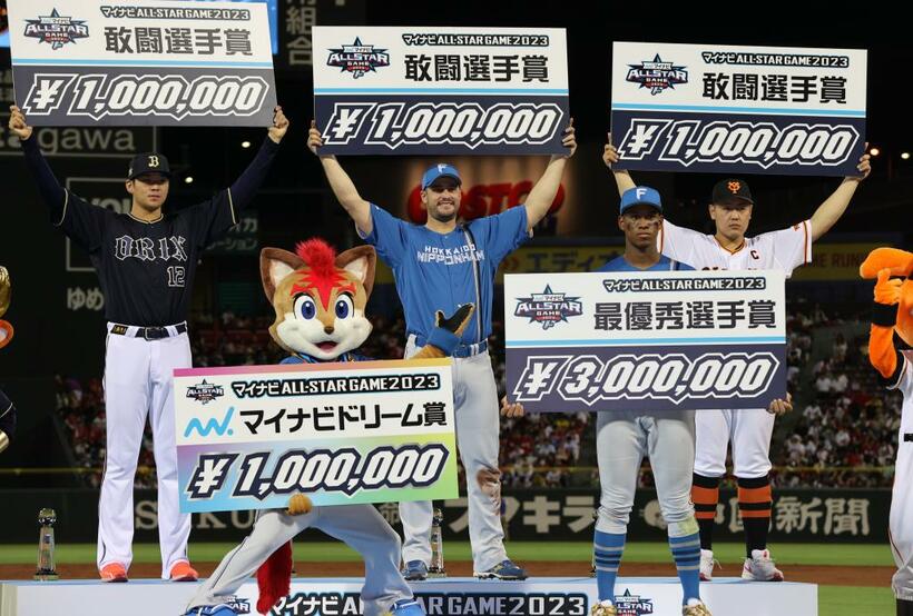 最優秀選手賞と敢闘賞を受賞した（左から）オリックスの山下舜平太、日本ハムのアリエル・マルティネス、万波中正、巨人の岡本和真