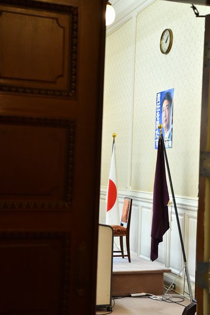 国会内の自民党控室。党総裁である安倍晋三首相のポスターが貼られていた（撮影／写真部・東川哲也）