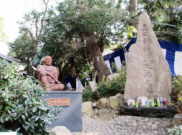 安井神社の幸村像。討たれた時、幸村は像のように座って休憩をしていたのだとか