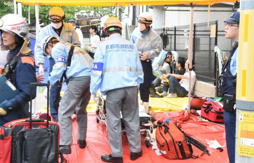 火災現場では救助活動が続いた　（ｃ）朝日新聞社