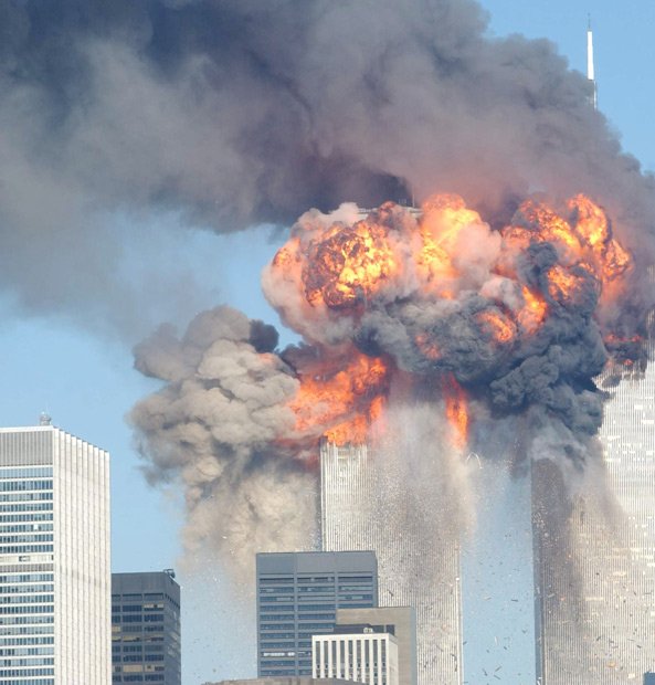 飛行機が突っ込み、崩落するニューヨークの世界貿易センタービル。米国の対テロ戦争のきっかけとなった＝２００１年９月１１日（写真：ｇｅｔｔｙｉｍａｇｅｓ）