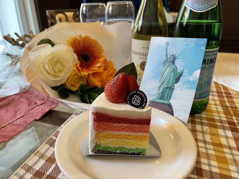 レインボーケーキで誕生日のお祝い。７色でなくて６色だった！（写真／筆者提供）