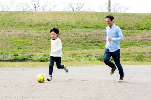 金子訓隆さん、真輝くん真輝くんはサッカーが大好き。訓隆さんは、「最近は体力もついてきて、走るペースに僕がついていけないことも」とうれしそうに話した（撮影／今村拓馬）