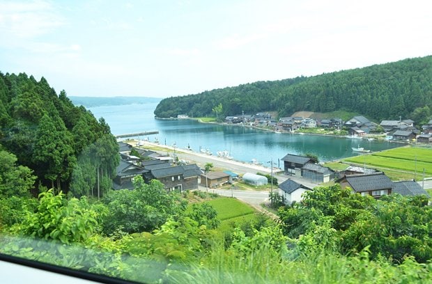 沿線のビュースポットでは、停車や徐行運転で景色が楽しめる。写真は深浦漁港