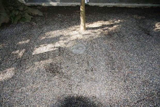 鹿島神宮の要石。地上にはわずかしか出ていない