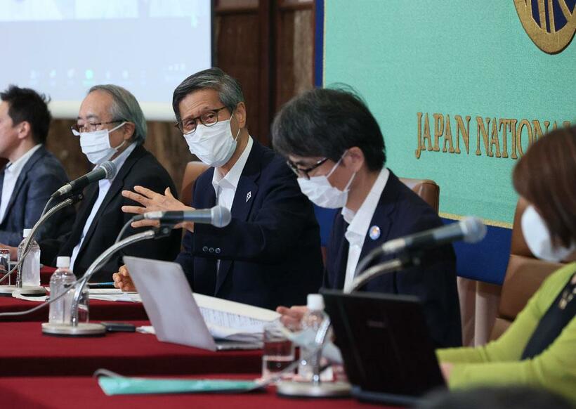 8月2日、日本記者クラブで第７波対策などについて発表する尾身茂・政府分科会会長（中央）ら