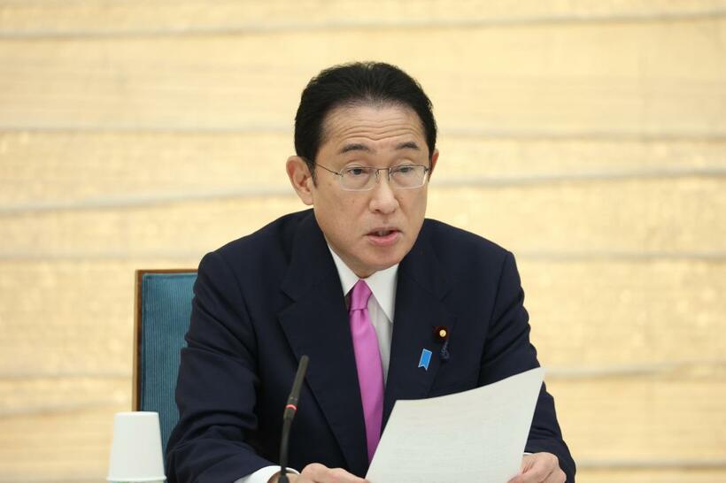 岸田文雄首相は５月２０日、企業に対し男女間の賃金格差の開示を義務づけることを明らかにした
