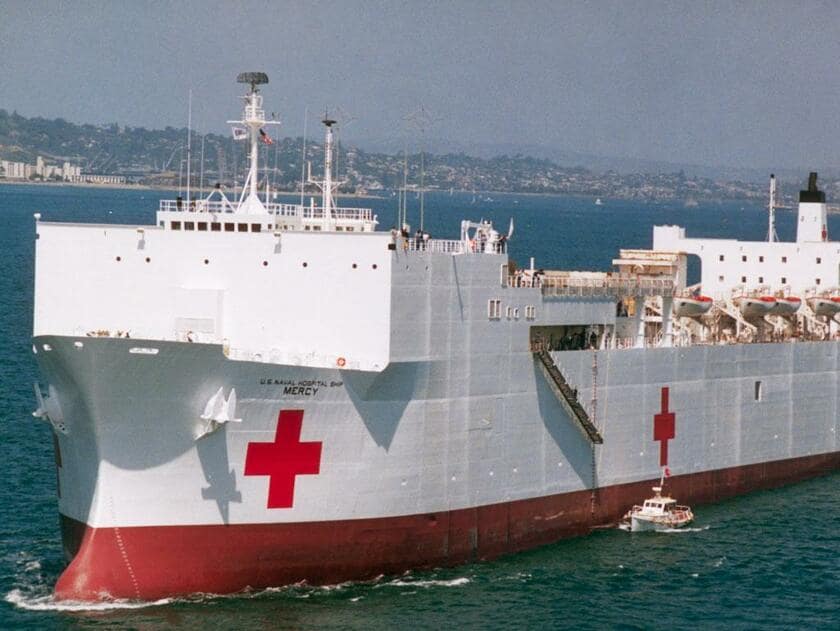 米海軍の病院船「マーシー」。タンカーを改装した7万トンの大型船だ。国際条約に基づき、白地に赤十字の外装となっている（写真：ｇｅｔｔｙｉｍａｇｅｓ）