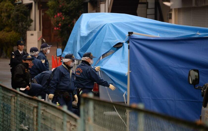2013年12月19日、大東隆行前社長が銃撃された現場を調べる捜査員（ｃ）朝日新聞社