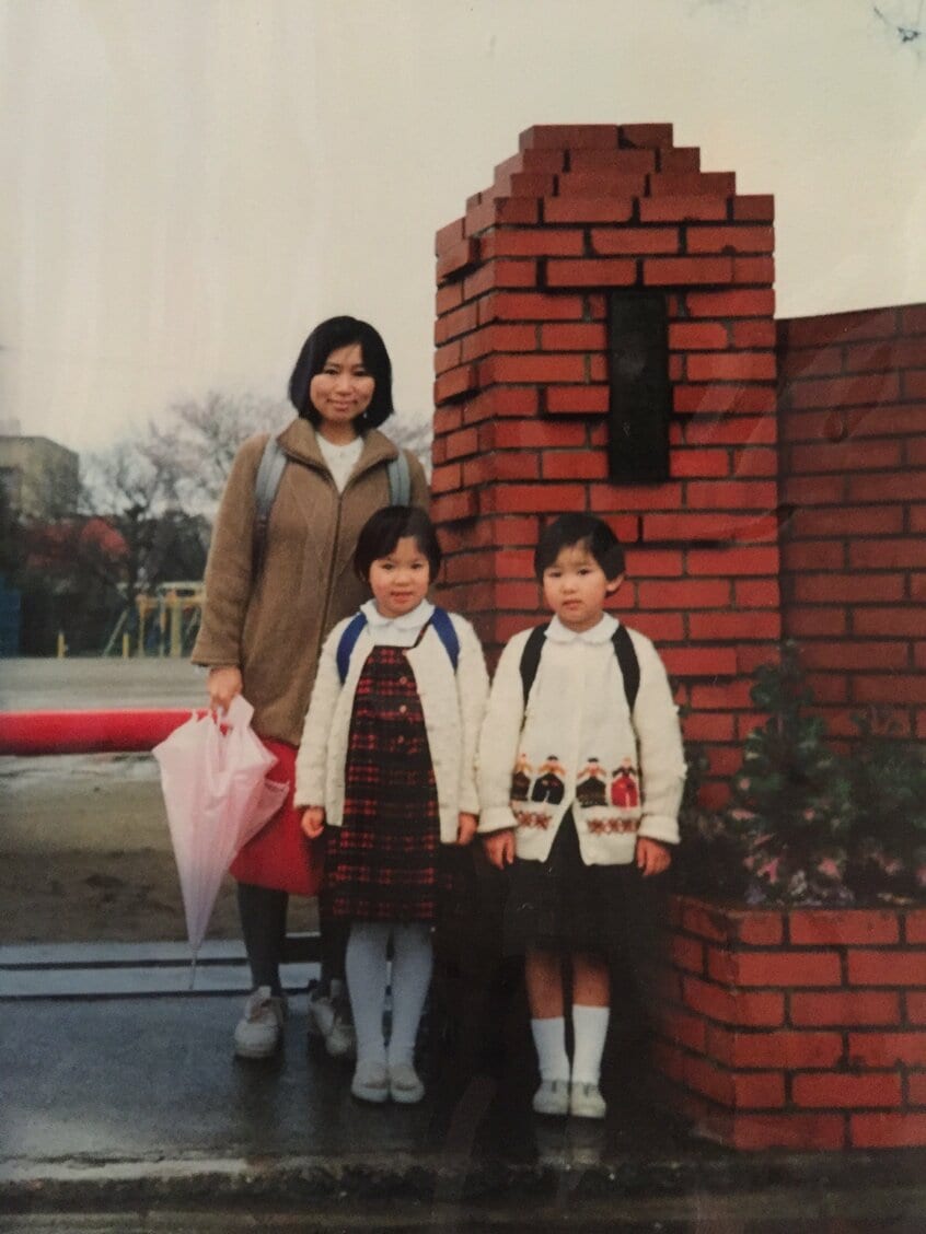 双子の娘たちの小学校入学式=1991年4月
