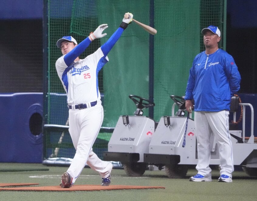 中日の石川昂弥（左）と松中信彦コーチ（右）（写真提供・日刊スポーツ）