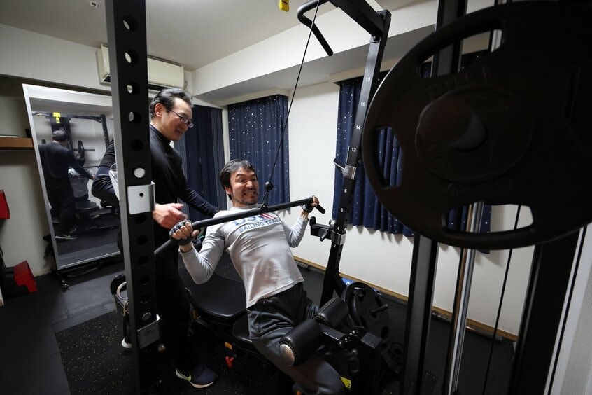 パーソナルトレーナーをつけた筋トレは、「経営を背負う緊張で、眠れなかった時に始めた」。実験施設に備えたトレーニング場は、社員にも開放。「スタートアップは、スタッフに倒れられたら困るから」(撮影/松永卓也)