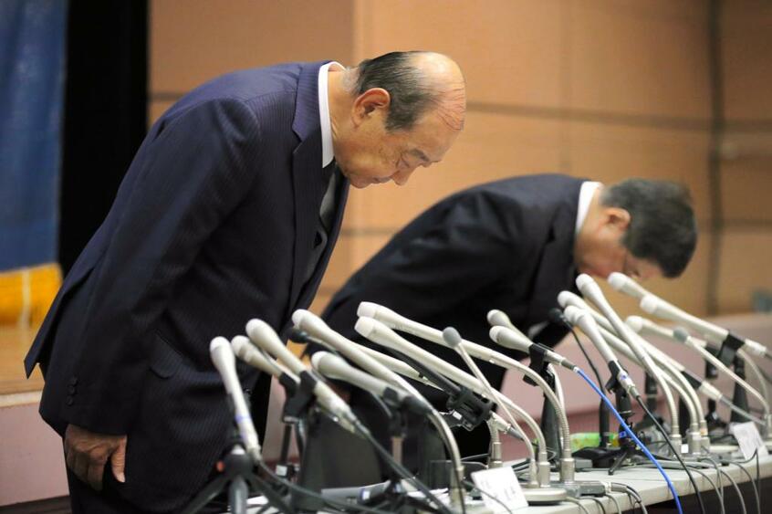 文科省の調査を受け、不正入試が行われていた事実を認め謝罪する昭和大学の小出良平学長(手前)。不正を自ら認め会見したのは同学1校のみだ (c)朝日新聞社