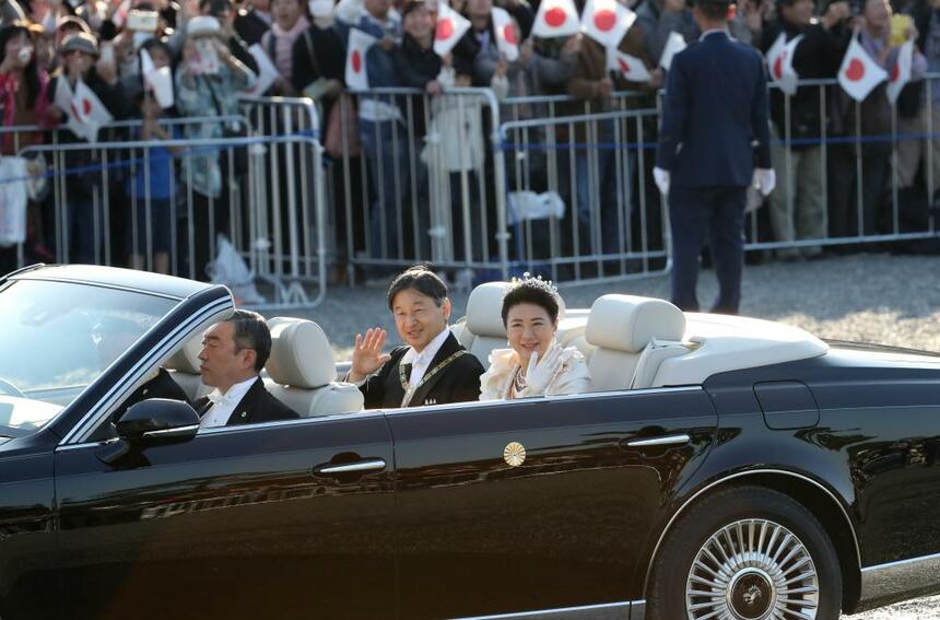 天皇陛下の即位を披露するパレード「祝賀御列の儀」でオープンカーから手を振る天皇、皇后両陛下（写真／朝日新聞社）