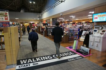 オジサンたちが求める会社に代わる“自分の居場所” 自治体も危惧、イオンも場所を提供