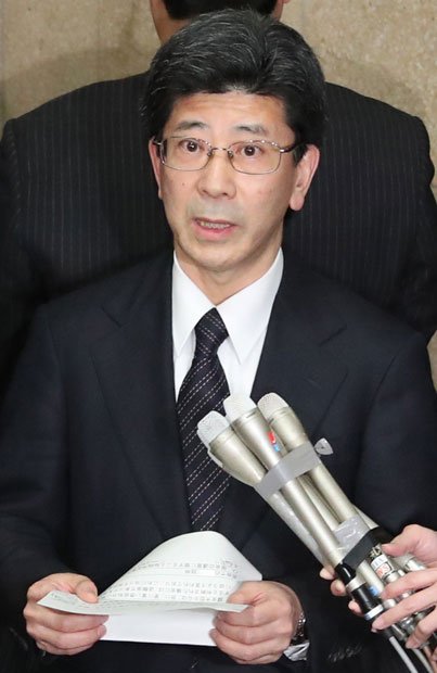 ３月９日、佐川氏は記者団の取材に応じ、「決裁文書について大きな議論がなされている最中で、その文書を国会に提出したときの担当局長だった」と辞任の理由を語った　（ｃ）朝日新聞社