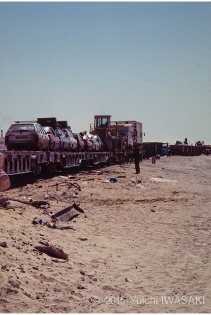 ヌアディブ鉄道は、あくまでも貨物優先。人が乗ることは前提とされていない作りだ。　ヌアディブ・モーリタニア　2001年／Nouadhibou,Mauritania 2001