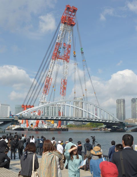 横浜で組み立てられた長さ約１２０メートル、重さ約２６００トンの橋は、約５時間かけて架けられた　（c）朝日新聞社　＠＠写禁